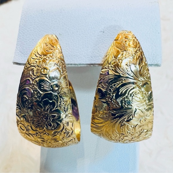 Beautiful, lightweight etched, gold tone, wide costume earrings - Picture 8 of 8